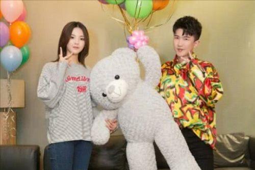 为了吃瓜他进娱乐圈,他意外踏入娱乐圈，开启璀璨星途